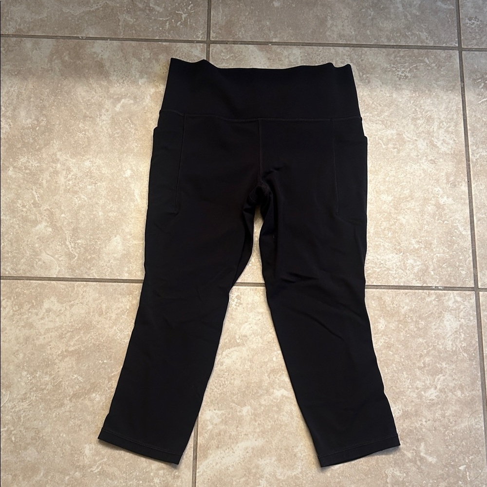 Athletes Salutation Stash Pocket in Powervita Women’s Black Leggings size M